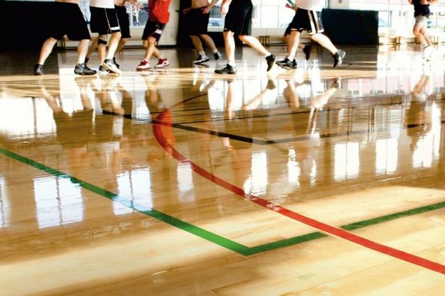 O Impacto da Escolha do Piso Esportivo: Segurança, Desempenho e Custo