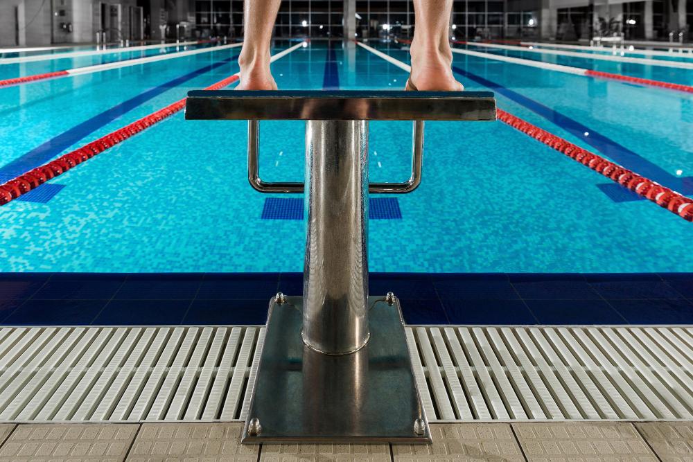 Nadador esperando para pular na iscina olímpica