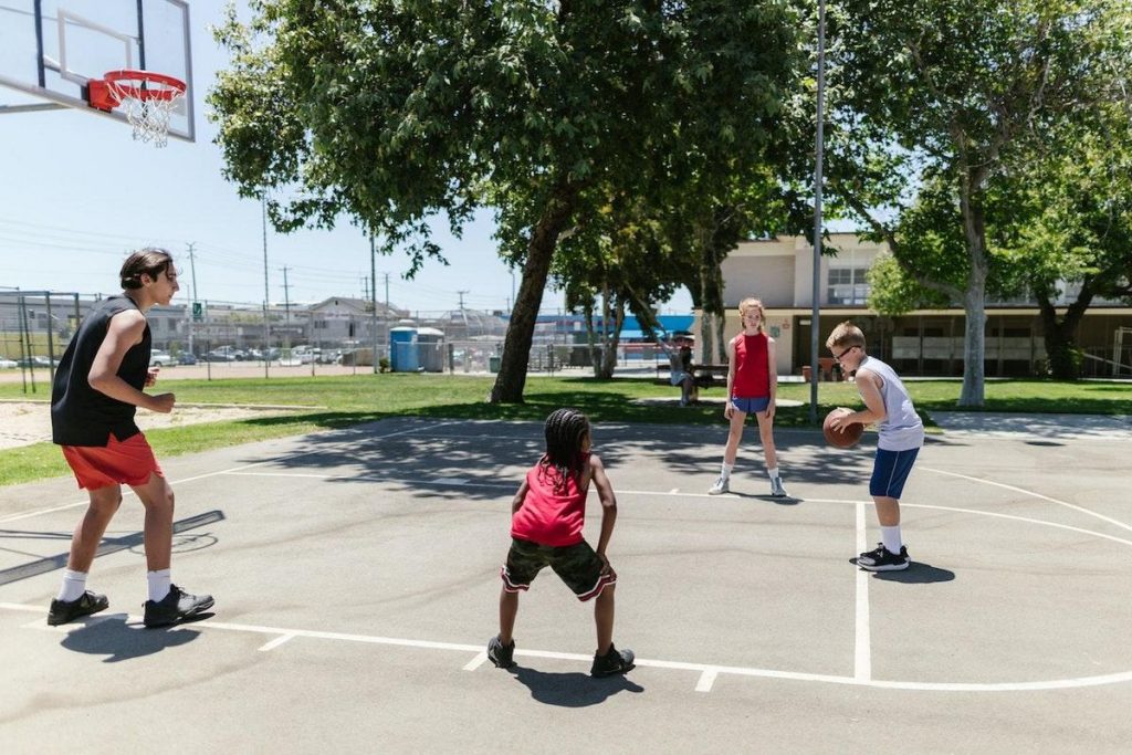 Quais as opções de pisos para quadra poliesportiva aberta?