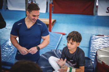 Um encontro entre gerações: Arthur Zanetti visita jovem promessa da ginástica brasileira